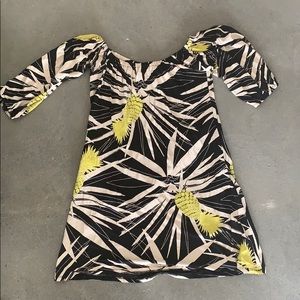 Off the shoulder Pineapple print. Sz XS